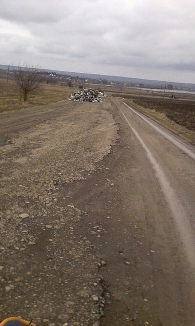 Дорога между селами, где выбросили мусор. Фото: Варта-1