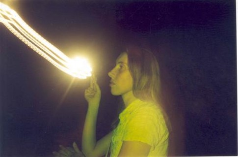 ДАВАЙ ЗАКУРИМ. С помощью старой камеры получился световой эффект от зажженной сигареты