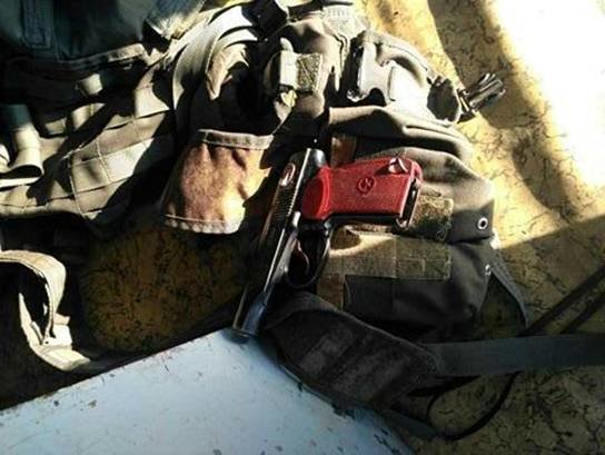 <p>При огляді транспортного засобу працівники поліції виявили зброю. Фото: kv.npu.gov.ua</p>