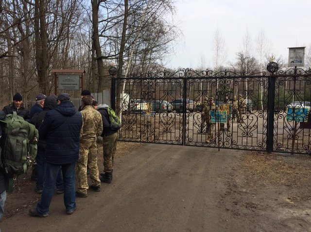 Добровольцы показали губернатору, как идет подготовка в свободное от работы время. Фото: kharkivoda.gov.ua