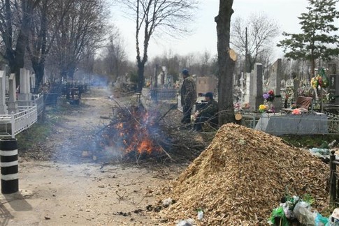 Костры. Ветки и щепки сжигают тут же на кладбище, фото А. Лесик