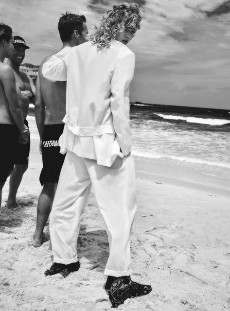 Карли Клосс снялась в каверстори австралийского Vogue