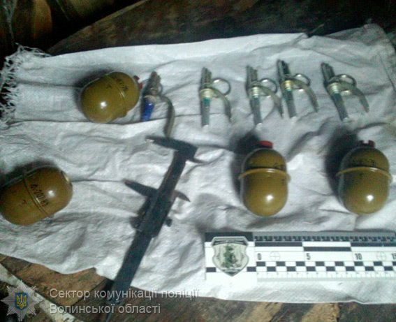 Изъятое оружие и боеприпасы. Фото: vl.npu.gov.ua