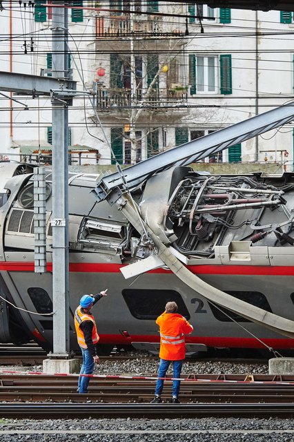 В Швейцарии поезд сошел с рельсов на станции, фото AFP
