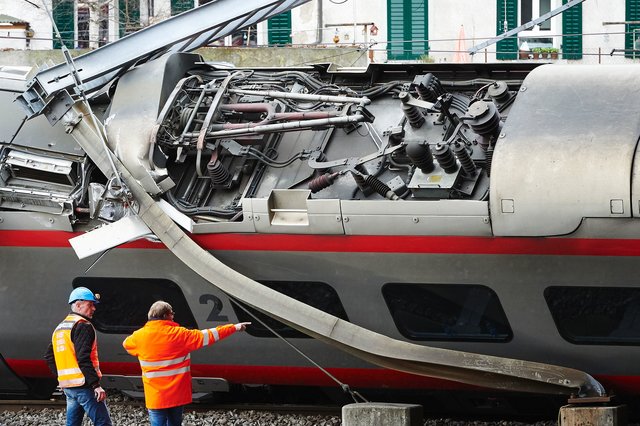 <p>У Швейцарії поїзд зійшов з рейок на станції, фото AFP</p>
