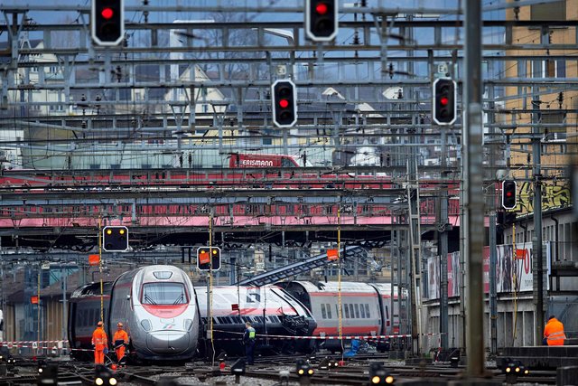 В Швейцарии поезд сошел с рельсов на станции, фото AFP