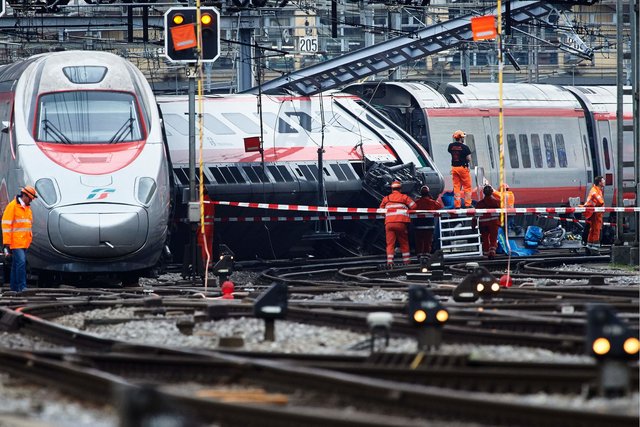 <p>У Швейцарії поїзд зійшов з рейок на станції, фото AFP</p>
