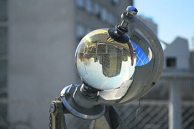 Гелиограф фокусирует лучи солнца и прожигает дорожку, по которой вычисляют длительность солнечного сияния. Фото: П.Мордынская