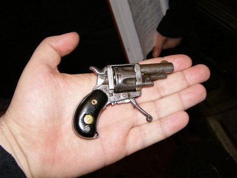 Дамский пистолетик — единственное оружие слабого пола в коллекции запорожского антиквара, фото Лады Романовой