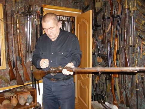 Леонид Петрашин. Работал в музее, в "органах", теперь собирает оружие, фото Лады Романовой