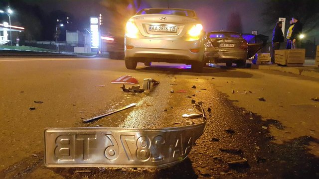 В Киеве девушка на полном ходу врезалась в попутный Mercedes | Фото: Влад Антонов