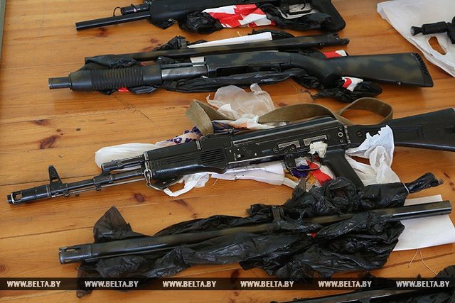 В процессе обысков изъяты автомат Калашникова, три карабина, два пистолета, патроны, гранаты, дубинки, метательные ножи и топоры. Фото: belta.by