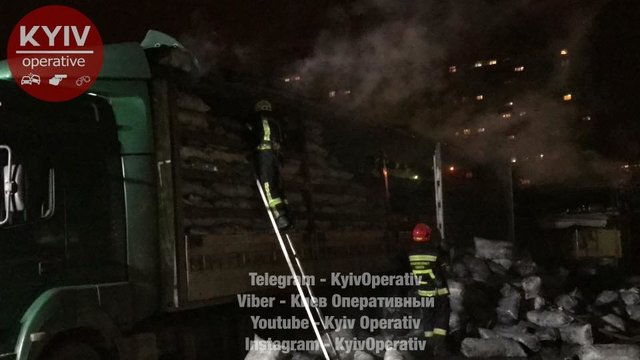 <p>У Києві загорілася припаркована фура з вугіллям</p>