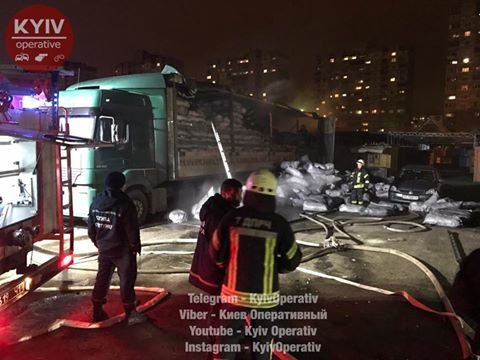 В Киеве загорелся припаркованный грузовик с углем