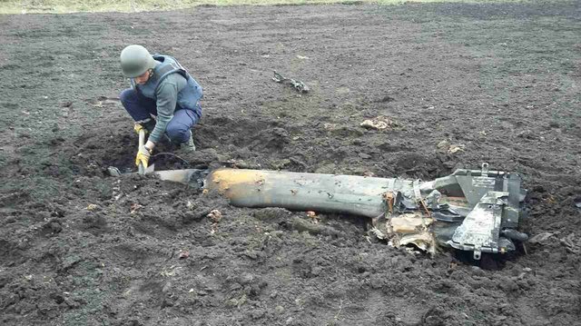 В Балаклее уничтожили 74 взрывоопасных предметов и фрагментов боеприпасов. Фото: ГСЧС