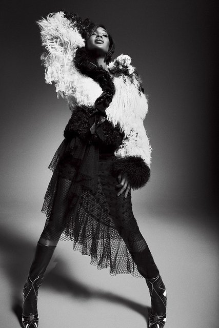 <p>Красуня позувала фотографу Джеку Ватерлоту, примірявши облягаючий блискучий чорний комбінезон</p>