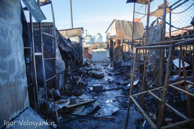 В Нежине сгорел рынок. Фото: Igor Volosyankin / соцсети