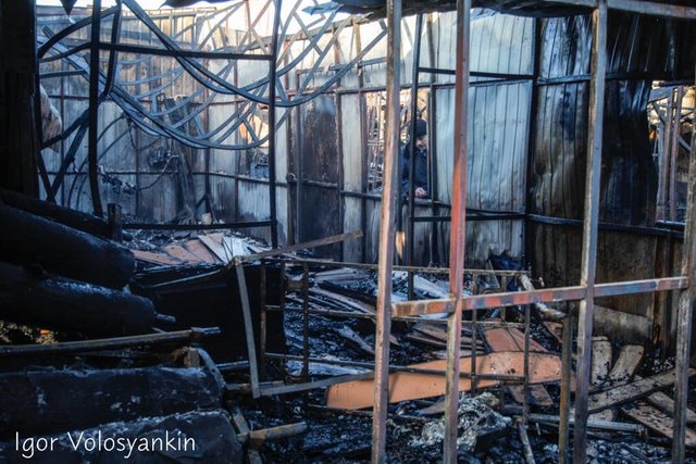 В Нежине сгорел рынок. Фото: Igor Volosyankin / соцсети