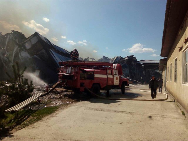В Калуше горят склады мебельной фабрики "Миро-Марк".