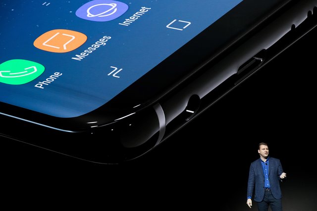Samsung официально представил смартфон Galaxy S8, фото AFP