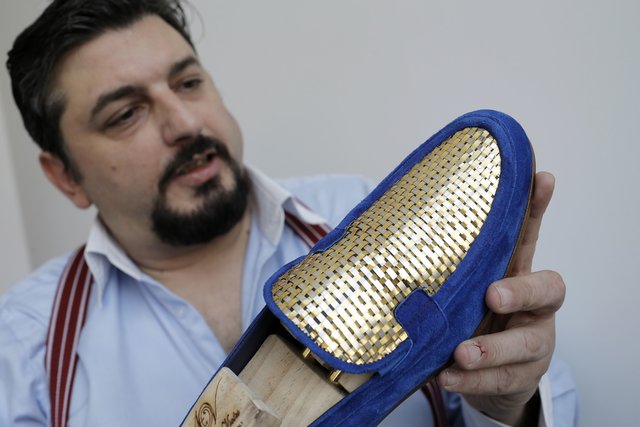 Дизайнер из Италии выпустил туфли из 24-каратного золота. Фото: AFP