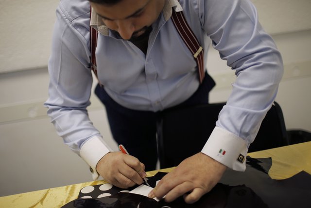 Дизайнер из Италии выпустил туфли из 24-каратного золота. Фото: AFP