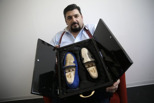 <p>Дизайнер з Італії випустив туфлі з 24-каратного золота. Фото: AFP</p>