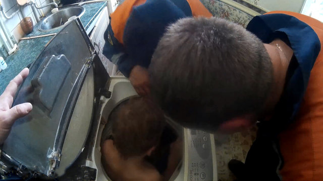 Ребенок застрял в стиральной машинке. Фото: mchs.gov.ru
