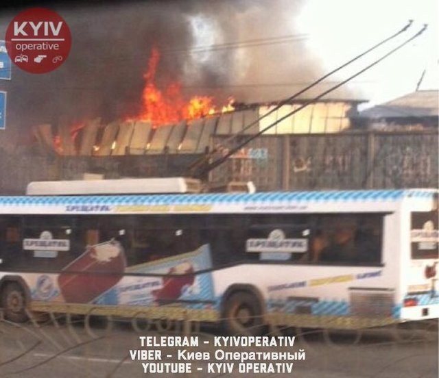 Пожар возле Петровки. Фото: facebook.com/pavlo.skala, facebook.com/KyivOperativ, censor.net.ua