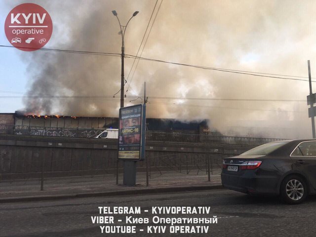 Пожар возле Петровки. Фото: facebook.com/pavlo.skala, facebook.com/KyivOperativ, censor.net.ua