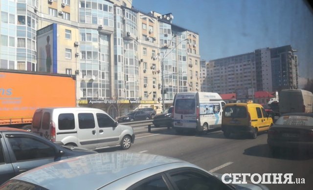 На проспекте Победы – большая пробка. Фото: Дмитрий Бунецкий
