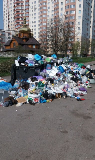 <p>Місто знову завалене сміттям. Фото: Т.Самотий</p>