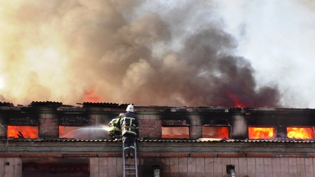 Пожар на складе бронированных дверей в Чернигове тушили почти 40 спасателей. Фото: ГСЧС