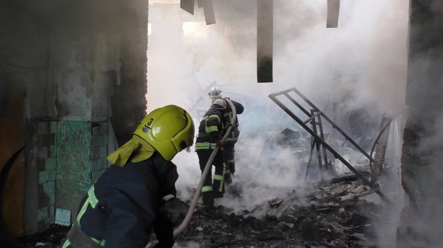 Пожар на складе бронированных дверей в Чернигове тушили почти 40 спасателей. Фото: ГСЧС