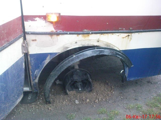 <p>У автобуса відлетіло&nbsp;колесо. Фото: Facebook.com</p>