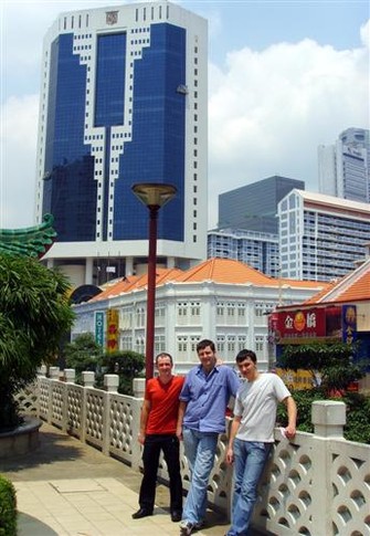 Максим Нежинский с товарищами по экипажу около небоскреба в Сингапуре. Ровно год назад