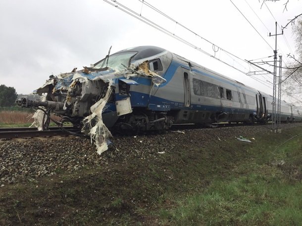 В Польше пассажирский поезд столкнулся с тягачом, фото fakt.pl