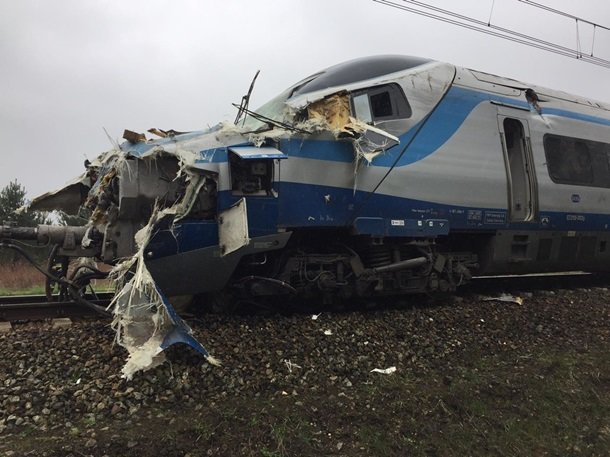 В Польше пассажирский поезд столкнулся с тягачом, фото fakt.pl