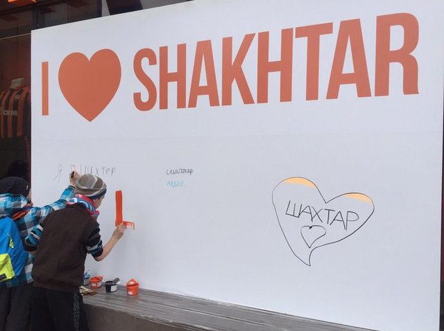 <p>Вболівальники малюють на ватмані перед фан-шопом "Шахтаря"</p>