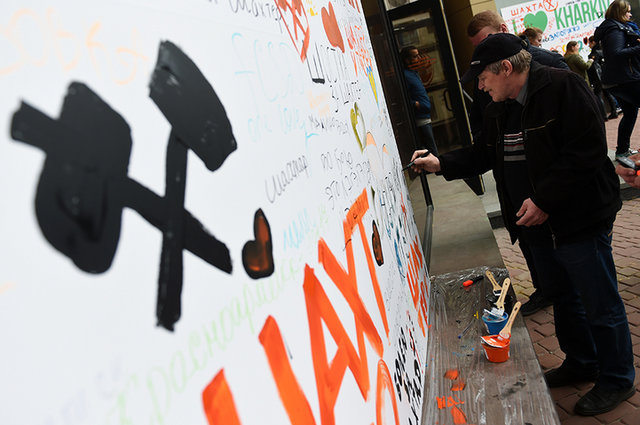 Болельщики рисуют на ватманах перед фан-шопом "Шахтера"