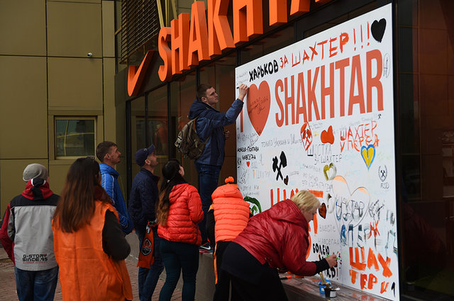 <p>Вболівальники малюють на ватмані перед фан-шопом "Шахтаря"</p>
