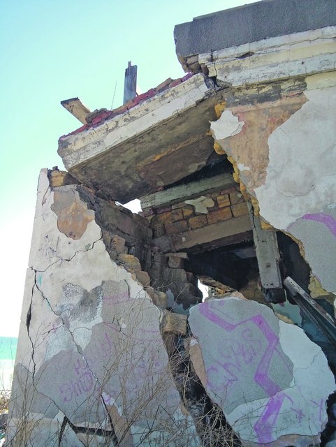 Трещины в стенах. Полуразрушенное здание покосилось еще больше. Фото: П. Мордынская