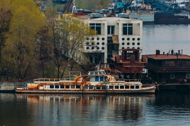 Корабли в речном порту Днера. Фото: Денис Чубченко / informator.dp.ua