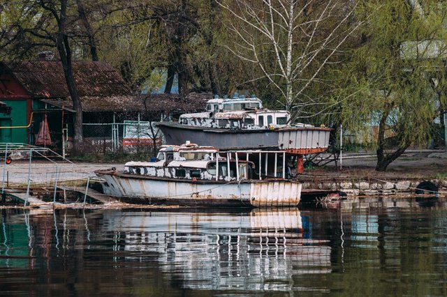 <p>Кораблі в річковому порту Дніпра. Фото: Денис Чубченко / informator.dp.ua</p>