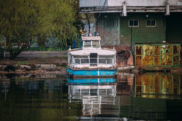 Корабли в речном порту Днера. Фото: Денис Чубченко / informator.dp.ua