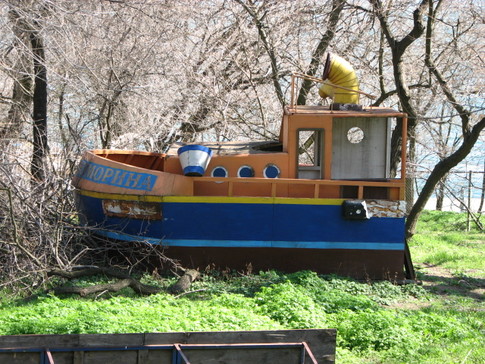 Декорации. В 98-м пароход "плавал" в карнавальном шествии, фото А. Лесик