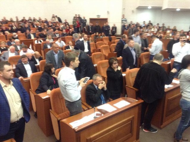 Депутатские баталии продолжались в зале более часа. Фото: www.056.ua