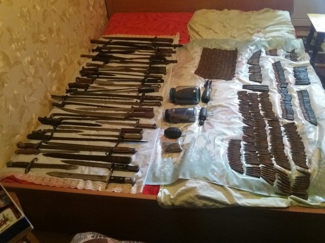 Одного из злоумышленников задержали при продаже сотни патронов. Фото: СБУ