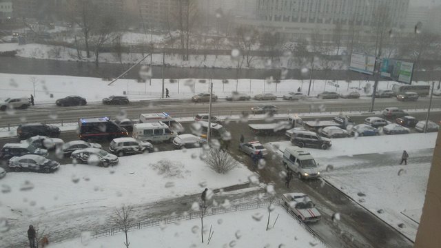 Взрыв возле библиотеки в Петербурге. Фото: vk.com/spb_today, fontanka.ru