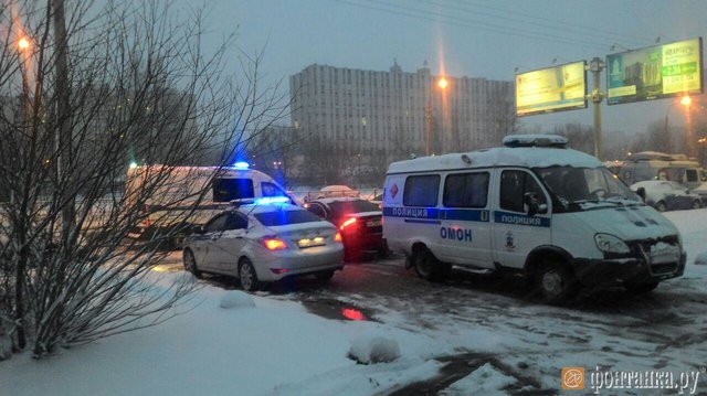 Взрыв возле библиотеки в Петербурге. Фото: vk.com/spb_today, fontanka.ru